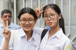 Các thí sinh vui mừng sau khi hoàn thành bài thi môn Toán, tại điểm thi Trường THCS Nguyễn Tri Phương (quận 10), trưa 7-6. Ảnh: HOÀNG HÙNG