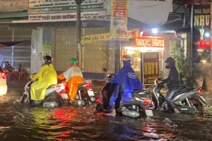 Mưa lớn vào tối 27-5-2025 làm ngập nhiều tuyến đường tại quận Ninh Kiều, TP Cần Thơ