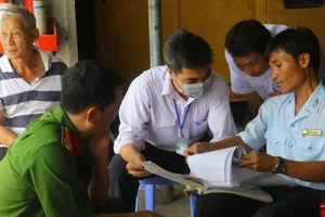 Thành viên đoàn kiểm tra hồ sơ lưu trữ giết mổ của Cở sở giết mổ gia súc, gia cầm tập trung Nguyễn Đan Hậu Giang vào ngày 2-6