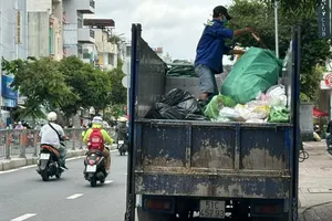 Đơn vị thu gom và phân loại rác thải tại quận Gò Vấp, TPHCM. Ảnh: THANH HIỀN