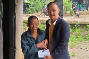 Trao tiền hỗ trợ đợt 2 đến ông A Hủh 