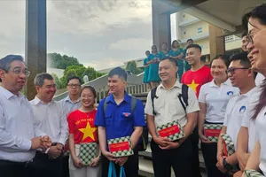 TPHCM tiễn đoàn y tế dân sự đầu tiên ra đảo Trường Sa thực hiện nhiệm vụ chăm sóc sức khỏe