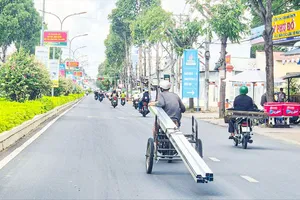 Xe kéo tự chế chở sắt thép nguy hiểm