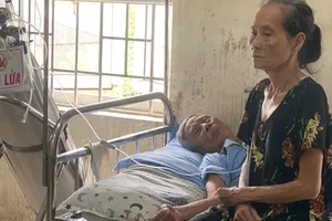 Trao 20 triệu đồng hỗ trợ ông Nguyễn Văn Hòa trị bệnh