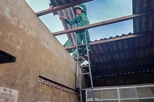 Bộ đội Biên phòng hỗ trợ người dân khắc phục hậu quả dông lốc ở A Lưới (Huế)