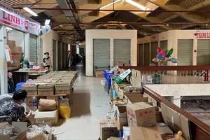 Các gian hàng vắng khách mua tại chợ Bình Tây (quận 6). Ảnh: HOÀNG HÙNG