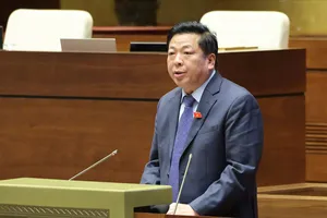 Bộ trưởng Bộ Xây dựng Trần Hồng Minh phát biểu giải trình, làm rõ một số vấn đề đại biểu Quốc hội nêu, chiều 18-6. Ảnh: QUANG PHÚC