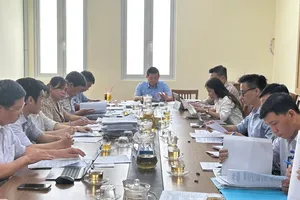 Tổ Công tác 5013 làm việc gỡ vướng cấp sổ hồng cho cư dân. Ảnh: Thanh Hiền