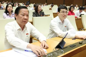 Đại biểu Quốc hội bấm nút biểu quyết thông qua luật, chiều 18-6. Ảnh: QUANG PHÚC