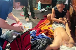 Đưa ngư dân bị dập bàn tay vào bờ cấp cứu