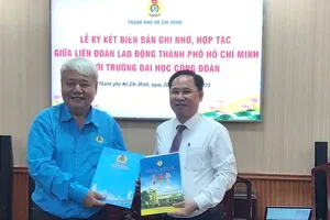 Chủ tịch LĐLĐ TPHCM Võ Khắc Thái và Hiệu trưởng Trường ĐH Công đoàn Lê Mạnh Hùng ký kết biên bản ghi nhớ phối hợp đào tạo