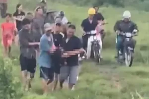 Mọi người đưa thi thể em N.T.H.N., về nhà mai táng