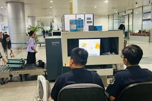 Hành lý của người dân, du khách qua cổng soi chiếu hải quan tại sân bay Tân Sơn Nhất