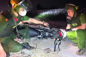 Bị truy đuổi, nhóm thanh thiếu niên dùng vỏ chai bia ném vào lực lượng Cảnh sát 113