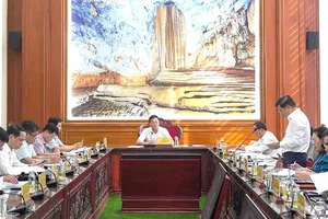 Đồng chí Lê Ngọc Quang, Ủy viên Trung ương Đảng, Bí thư Tỉnh ủy Quảng Bình chủ trì phiên họp từ đầu cầu Quảng Bình. Ảnh: QV