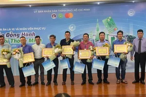 Tôn vinh 30 tài xế và nhân viên phục vụ xe buýt 