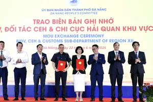 Đại diện BIDV và Công ty TNHH Dịch vụ Tin học CEH cùng trao biên bản ghi nhớ hợp tác xây dựng hệ thống giám sát hải quan thông minh với Chi cục Hải quan khu vực 12