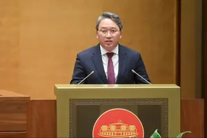 Bộ trưởng Bộ Tư pháp Nguyễn Hải Ninh trình bày báo cáo, sáng 25-6. Ảnh: QUANG PHÚC