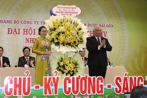 Đảng ủy UBND TPHCM tặng hoa chúc mừng đại hội