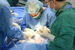 Các bác sĩ đang phẫu thuật cho người bệnh