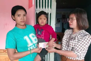 Trao tiền hỗ trợ cho cháu bé mắc bệnh tim, bị câm 