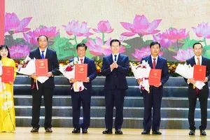 Trao Quyết định của Bộ Chính trị chỉ định Bí thư, các Phó Bí thư Tỉnh ủy An Giang nhiệm kỳ 2020 – 2025