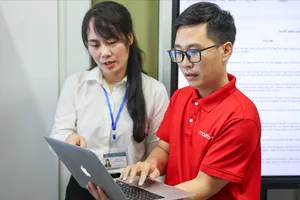 Nhân viên MobiFone hỗ trợ thủ tục hành chính theo mô hình chính quyền địa phương 2 cấp