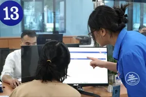 Phó Chủ tịch - Tổng Thư ký Ủy ban Trung ương MTTQ Việt Nam Nguyễn Thị Thu Hà và Bí thư thứ nhất Trung ương Đoàn Bùi Quang Huy thực hiện nghi thức ra quân Đội hình thanh niên tình nguyện tham gia hỗ trợ vận hành chính quyền địa phương hai cấp và cung cấp dịch vụ công trực tuyến tại cơ sở sáng 7-7.