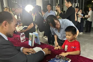 Tác giả Đỗ Quang Tuấn Hoàng ký tặng tại buổi giao lưu