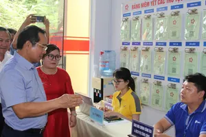 Chủ tịch UBND TPHCM Nguyễn Văn Được kiểm tra hoạt động Trung tâm Phục vụ hành chính công phường Phú An