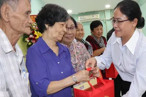 Phó Trưởng Ban Tuyên giáo và Dân vận TPHCM Nguyễn Thị Tuyết Minh trao quà cảm ơn các Trưởng Ban liên lạc Cựu tù chính trị và tù binh quận, huyện