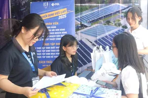 Nhiều sinh viên ứng tuyển tại các gian hàng của doanh nghiệp. Ảnh: XUÂN QUỲNH