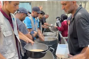 Người Palestine lấy thực phẩm cứu trợ tại Dải Gaza/ Ảnh: AL JAZEERA 