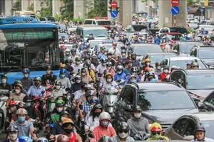 Phần lớn người dân Hà Nội vẫn sử dụng xe máy, ô tô chạy xăng làm phương tiện đi lại hàng ngày