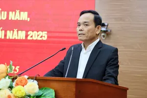 Đồng chí Trần Lưu Quang, Bí thư Trung ương Đảng, Trưởng Ban Chính sách, chiến lược Trung ương phát biểu tại hội nghị 