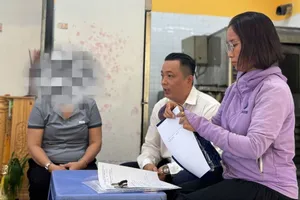 Lực lượng chức năng phường An Hải làm việc tại cửa hàng B.H ngày 16-7