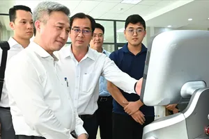 Phó Bí thư Thành ủy TPHCM đề nghị nhân rộng sử dụng robot phục vụ người dân