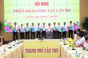 Lãnh đạo TP Cần Thơ trao quyết định và tặng hoa chúc mừng các cán bộ vừa được bổ nhiệm