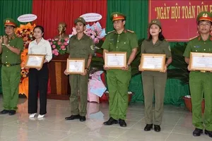 Thiếu tướng Nguyễn Thanh Hưởng, Phó Giám đốc Công an TPHCM trao Giấy khen cho các tập thể, cá nhân có nhiều thành tích trong xây dựng phong trào toàn dân bảo vệ an ninh Tổ quốc trên địa bàn xã Phước Hải.