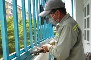 Phường Tăng Nhơn Phú (TPHCM) ra quân tháo dỡ “chuồng cọp”