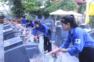 Tuổi trẻ Hà Tĩnh dâng hương tưởng niệm các anh hùng liệt sĩ 