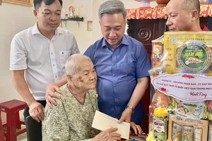 Phó Bí thư Thành ủy TPHCM Đặng Minh Thông thăm hỏi và tặng quà cho Mẹ Việt Nam Anh hùng Trần Thị Hiên. Ảnh: PHÚ NGÂN