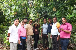 Đoàn Đoàn công tác Bộ Nông nghiệp - Phát triển chăn nuôi Nepal tham quan vườn ca cao. Ảnh: ĐINH HÙNG