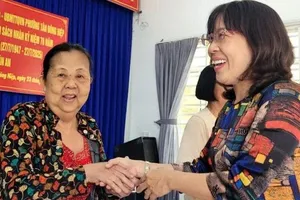 Phường Tân Đông Hiệp (TPHCM) trao hơn 600 phần quà đến các gia đình chính sách