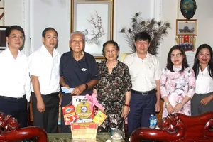 Đồng chí Nguyễn Tấn Bản, Bí thư Đảng ủy, Chủ tịch HĐND phường Vũng Tàu tặng quà đồng chí Trần Văn Khánh, nguyên Bí thư Tỉnh ủy Bà Rịa - Vũng Tàu, người hoạt động kháng chiến bị địch bắt tù đày, thương binh 2/4