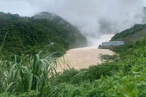 Sáng 23-7, nước lũ đổ về thủy điện Bản Vẽ giảm đáng kể so với đêm qua