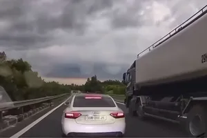 Tài xế xe Audi lạng lách, đánh võng trên cao tốc Nội Bài - Lào Cai
