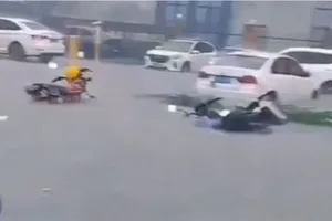 Mưa bão tại Trung Quốc và Philippines, hàng chục ngàn người sơ tán