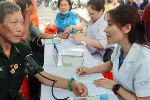 Chương trình văn nghệ tại lễ kỷ niệm 78 năm Ngày Thương binh - Liệt sĩ phường Tăng Nhơn Phú. Ảnh THU HƯỜNG