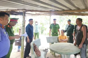 Cơ quan Cảnh sát điều tra - Công an tỉnh An Giang tống đạt quyết định khởi tố bị can và bắt tạm giam đối với Nguyễn Quốc Sơn